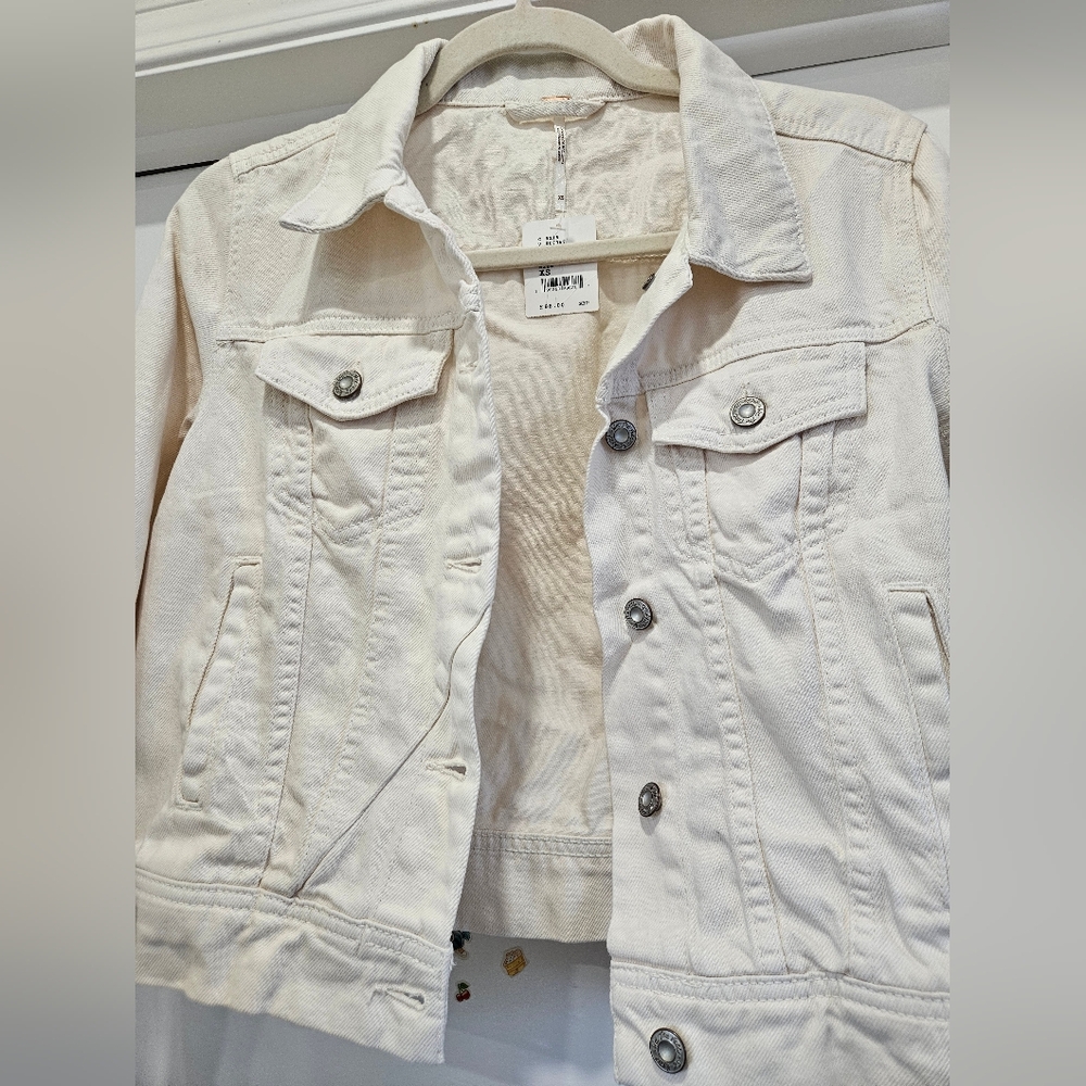 Free People Women's Optic White Cream Denim Jean Jacket- Size XS NWT - Picture 3 of 12